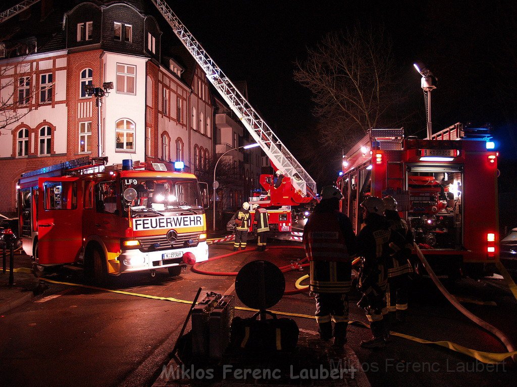 Feuer 3 Dachstuhlbrand Koeln Muelheim Gluecksburgstr P179.JPG